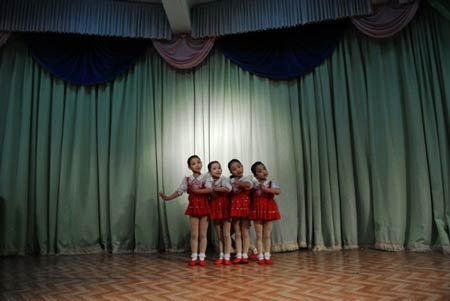 Chùm ảnh hé lộ cuộc sống thường nhật ở Triều Tiên - 1 Các bé gái trình diễn múa ở một sự kiện tại Siniuju.