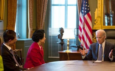 Trung Quốc cảnh báo Mỹ chớ “can thiệp” vào Hồng Kông - 1 Phó Tổng thống Biden trong cuộc gặp với Martin Lee và Anson Chan