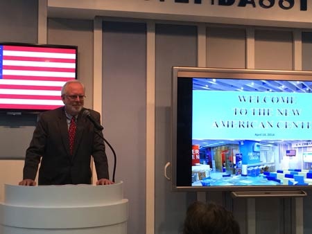 Khai trương Trung tâm Hoa Kỳ hiện đại ở Hà Nội - 1 Đại sứ Hoa Kỳ tại Việt Nam David
Shear phát biểu tại lễ khai trương.