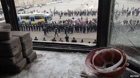 Kiev mở chiến dịch lớn tái chiếm trụ sở chính quyền ở miền đông - 1 Binh sỹ Bộ nội vụ Ukraine ngăn những người biểu tình ủng hộ thân Nga tại Kharkiv.