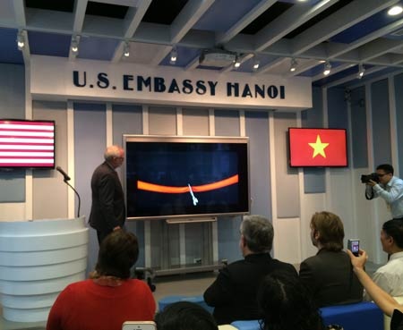 Khai trương Trung tâm Hoa Kỳ hiện đại ở Hà Nội - 2 Đại sứ Hoa Kỳ tại Việt Nam David
Shear phát biểu tại lễ khai trương.