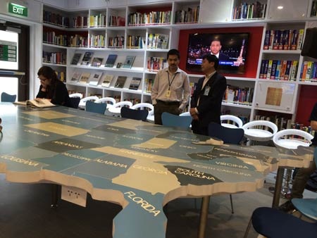 Một chiếc bàn ngồi đọc sách, tra cứu hình bản đồ nước Mỹ ấn tượng tại Trung tâm Hoa Kỳ.