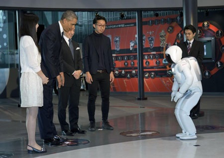Asimo và Tổng thống Mỹ Obama cúi chào nhau.