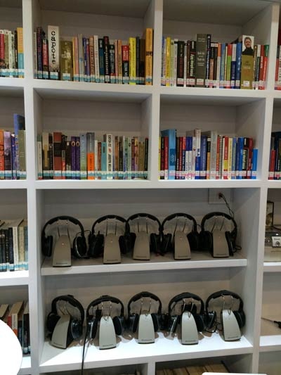 Khai trương Trung tâm Hoa Kỳ hiện đại ở Hà Nội - 6 Sách và các phương tiện hỗ trợ để người Việt Nam có thể hiểu hơn về đất nước, con người Hoa Kỳ.