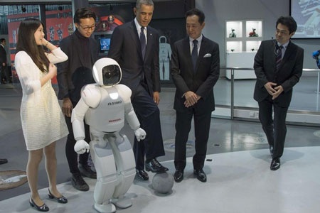 Tổng thống Obama đỡ quả bóng do Asiomo đá.