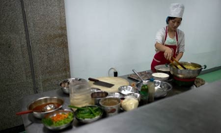 Chùm ảnh hé lộ cuộc sống thường nhật ở Triều Tiên - 4 Đầu bếp chuẩn bị đồ ăn ở một siêu thị tại Bình Nhưỡng.
