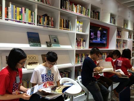 Khai trương Trung tâm Hoa Kỳ hiện đại ở Hà Nội - 7 Sách và các phương tiện hỗ trợ để người Việt Nam có thể hiểu hơn về đất nước, con người Hoa Kỳ.