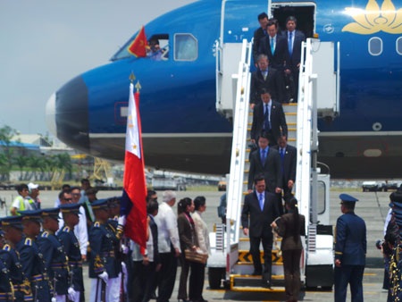 Chùm ảnh: Lễ đón tiếp Thủ tướng Nguyễn Tấn Dũng tại sân bay Philippines - 1 Lễ đón Thủ tướng Nguyễn Tấn Dũng bắt đầu ít phút sau đó.