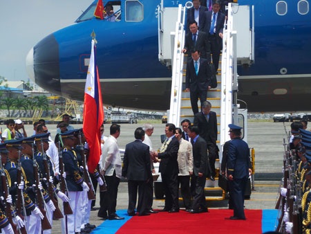 Chùm ảnh: Lễ đón tiếp Thủ tướng Nguyễn Tấn Dũng tại sân bay Philippines - 2 Normal