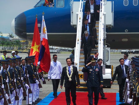 Chùm ảnh: Lễ đón tiếp Thủ tướng Nguyễn Tấn Dũng tại sân bay Philippines - 5 Phía Việt Nam có Đại sứ Việt Nam tại Philippines Trương Triều Dương và các cán bộ nhân viên đại sứ.