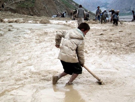 Vụ lở núi ở Afghanistan: Số người chết không thể vượt quá 500! - 1 Giới chức trách cho rằng các nạn nhân khó có thể sống sót dưới lớp bùn sâu tới nhiều mét.