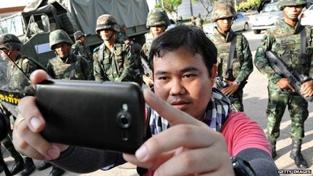 Quân đội Thái tuyên bố giam giữ cựu thủ tướng Yingluck “tới 1 tuần”