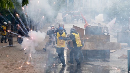 Pháo hoa trong cuộc tuần hành ngày 1/5 ở Istanbul, Thổ Nhĩ Kỳ.