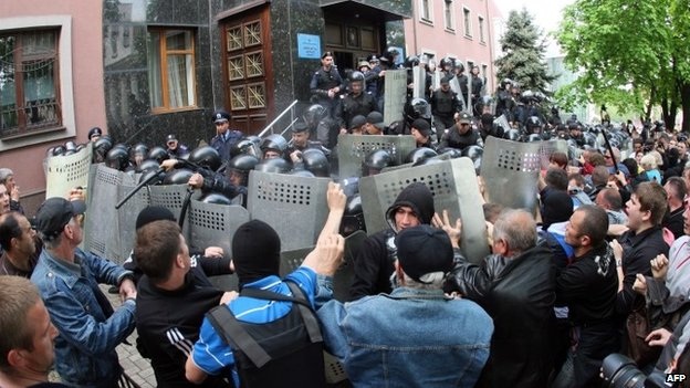Đông Ukraine: Người biểu tình chiếm thêm một tòa nhà chính quyền - 1 Người biểu tình Ukraine chiếm cơ quan công tố vùng Donetsk
