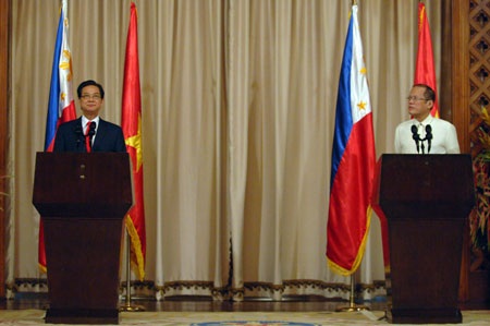 Việt Nam-Philippines quan ngại sâu sắc tình hình đặc biệt nguy hiểm trên Biển Đông - 3 Thủ tướng Nguyễn Tấn Dũng và Tổng thống Philippines Aquino tại cuộc họp báo chung chiều nay.