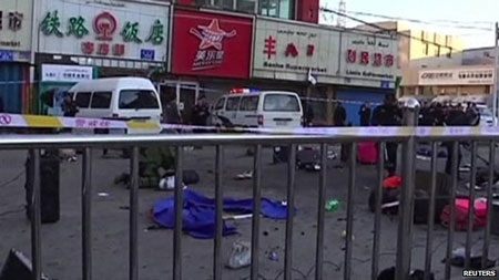 Trung Quốc: Đánh bom nhà ga, 3 người chết, 79 người bị thương - 3 Các mảnh vỡ nằm rải rác khu vực bị tấn công.