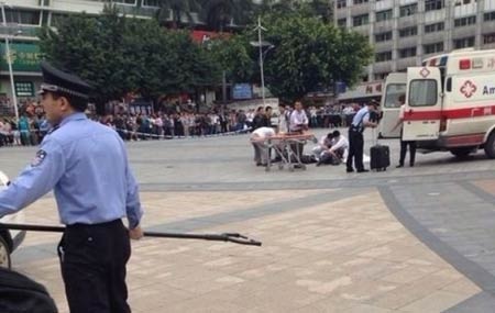 Nhân viên cứu thương chăm sóc người bị thương tại hiện trường.