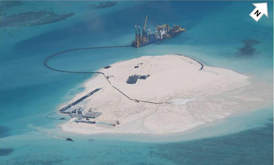 Trung Quốc đang xây "tàu sân bay không thể đánh đắm" ở Trường Sa - 1 Philippines công bố ảnh tố hoạt động của Trung Quốc trên bãi ngầm Trường Sa