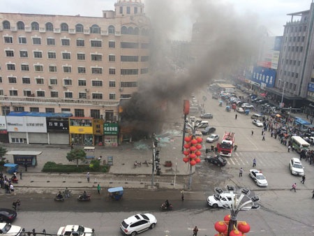 Trung Quốc: Nổ nhà hàng, 2 cảnh sát bị thương - 1 Khói đen bốc lên từ nhà hàng khi xảy ra vụ nổ.