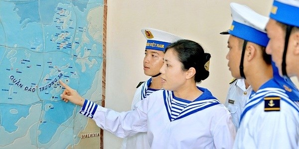 Gắn bản đồ Việt Nam bằng gốm tại Trường Sa - 1 Gắn bản đồ Việt Nam bằng gốm tại Trường Sa