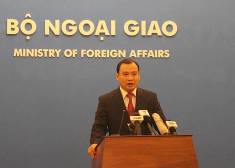 Giàn khoan Nam Hải 09 đang ở vùng chồng lấn giữa VN-Trung Quốc - 1 Người phát ngôn Bộ Ngoại giao Việt Nam Lê Hải Bình tại cuộc họp báo chiều nay 26/6.