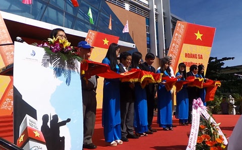 Khai mạc Triển lãm quốc tế Hoàng Sa-Trường Sa tại Đà Nẵng - 2 Các đại biểu cắt băng khánh thành triển lãm.