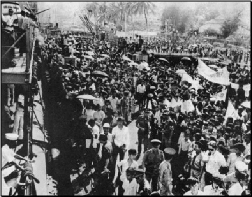 Cảng Tiên Sa (Đà Nẵng), hàng nghìn người đón các binh sĩ hải quân trở về từ trận chiến Hoàng Sa.