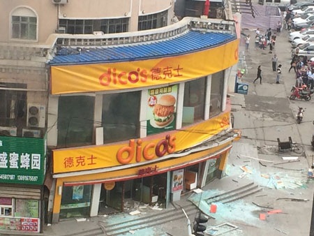 Trung Quốc: Nổ nhà hàng, 2 cảnh sát bị thương - 2 Mặt ngoài nhà hàng sau vụ nổ.