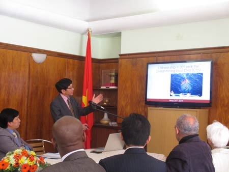 Biển Đông: Cần ngăn chặn nạn hô-li-gân cả trong quan hệ quốc tế - 2 Ông Muhamed Nur Nordien tánĠthành các hoạt động hòa bình vì luật pháp
quốc tế của Việt Nam.