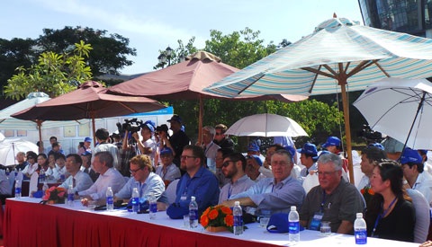 Khai mạc Triển lãm quốc tế Hoàng Sa-Trường Sa tại Đà Nẵng - 3 Các đại biểu cắt băng khánh thànɨ triển lãm.