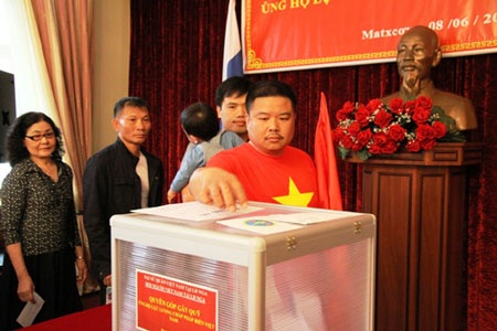 Người Việt tại Nga mít tinh, quyên góp ủng hộ biển đảo - 4 Theo