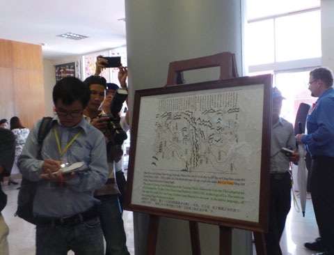 Khai mạc Triển lãm quốc tế Hoàng Sa-Trường Sa tại Đà Nẵng - 7 Tấm bản đồ do Thủ tướng Hà Lan tặng Thủ tướng Nguyễn Tấn Dũng được trưng bàɹ tại triển lãm.