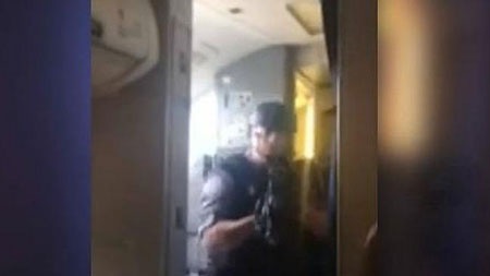 Lực lượng an ninh mang vũ khí lên máy bay lục soát.