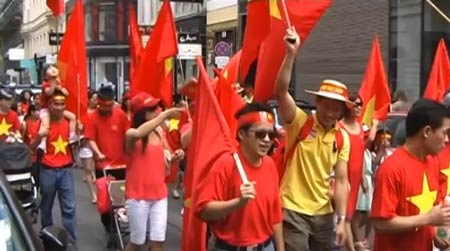 Phản đối giàn khoan Trung Quốc: Lại rực đỏ từ Áo - 1 Đoàn biểu tình đã tuần hành qua một số phố có đông khách du
lịch và Sứ quán Trung Quốc tại Áo.