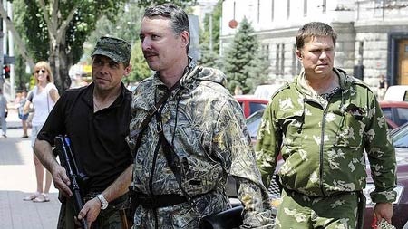 Igor Girkin (giữa) là lãnh đạo Quân đội nhân dân Donetsk tự xưng.