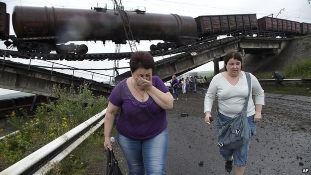 Ukraine: Quân ly khai đánh sập cầu ngăn quân chính phủ - 2 Một cây cầu dẫn vào thành phố Donetsk bị đánh sập.