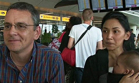 Gia đình may mắn thoát chết nhờ MH17 hết chỗ - 1 Barry Sim và vợ con.
