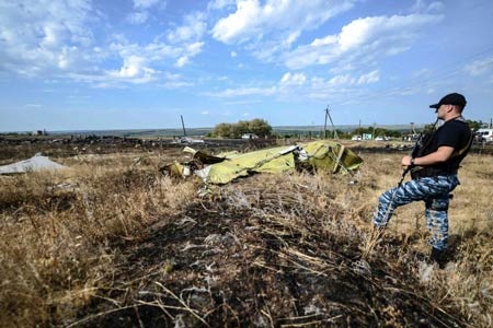 Ukraine tố quân ly khai gài mìn quanh hiện trường MH17 - 1 Quân ly khai canh gác tại hiện trường MH17 ở miền đông Ukraine.