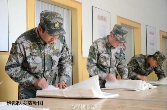 Trung Quốc: Phát hàng triệu bản đồ “phi pháp” cho quân đội - 1 Quân khu Lan Châu nhận hơn 15 triệu tấm bản đồ cho binh sĩ. Ảnh: PLA DAILY