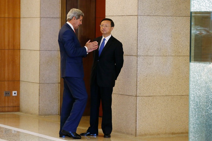 Ngoại trưởng Mỹ hối thúc Trung Quốc tuân thủ luật biển - 1 Ngoại trưởng Mỹ John Kerry và Ủy viên quốc vụ viện Trung Quốc Dương Khiết Trì tại Bắc Kinh ngày 9/7
