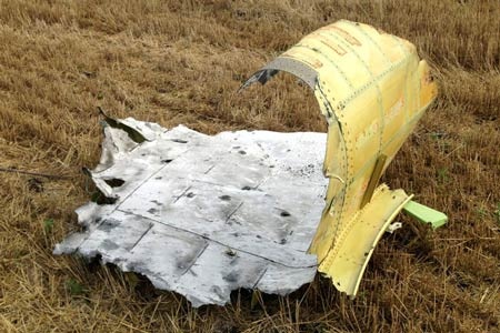 Hé lộ thêm mảnh vỡ chứng tỏ MH17 trúng tên lửa siêu thanh - 1 Một mảnh vỡ của MH17 với những lỗ đạn găm và lớp sơn phồng rộp.