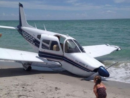 Tuy nhiên viên phi công và hành khách trên máy bay không bị thương.