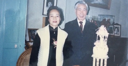 Bộ trưởng Nguyễn Cơ Thạch với các phóng viên. Ảnh tư liệu