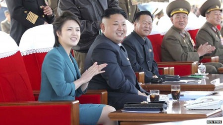 Triều Tiên cử nhóm hoạt náo viên tới Hàn Quốc - 2 Bà Rɩ Sol-ju, vợ của ông Kim Jong-un, được cho là cổ động viên được cử sang Hàn Quốc năm 2005.