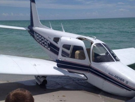 Máy bay đã đâm vào 2 người trên bãi biển khi cố gắng hạ cánh khẩn.