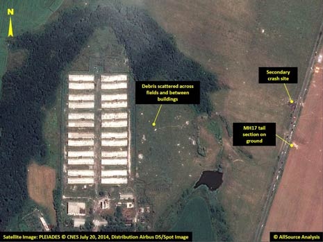 Các mảnh vỡ có thể thấy nằm rải rác trên các cánh đồng cách
địa đũểm rơi chính tới 3,2km.