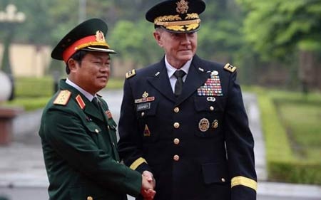 Tướng Đỗ Bá Tỵ (trái) bắt tay tướng Mỹ Martin Dempsey (ảnh: AFP)