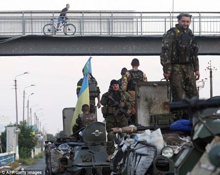 Kiev: Giao tranh với hàng chục xe tăng, xe bọc thép "tới từ Nga" - 1 Căng thẳng đang gia tăng ở miền đông Ukraine.