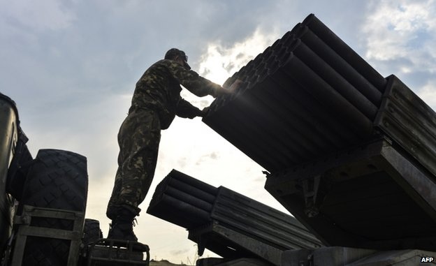 Tìm thấy 15 thi thể trong vụ nã rocket vào đoàn xe tị nạn ở Ukraine - 1 Cả hai bên đều sử dụng rocket Grad trong cuộc xung đột ở đông Ukraine.