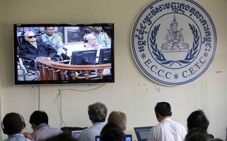 Campuchia kết án chung thân 2 cựu lãnh đạo Khmer Đỏ - 1 Các phóng viên báo chí theo dõi phiên xét xử qua màn mình được truyền trực tiếp từ phòng xử.